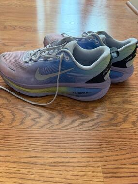 Nike Women’s Vomero 18 Running Shoes - Light Purple/Blue